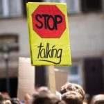 Pancarte stop talking lors d'une marche