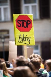 Pancarte stop talking lors d'une marche